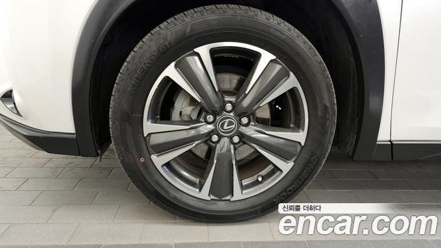 Lexus UX 2.0 AWD — пробег 87 376 км — фото 5 из 5