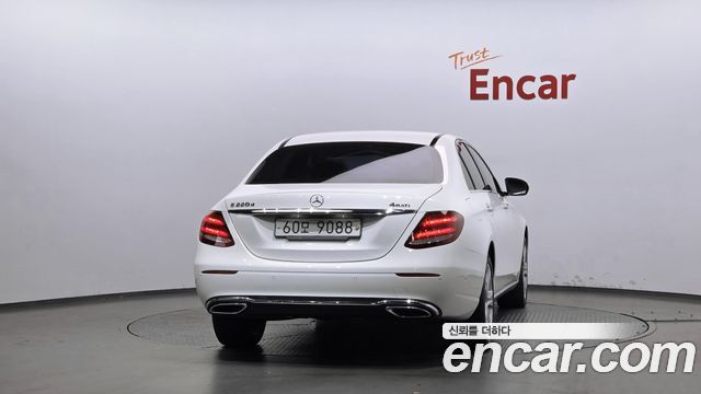 Mercedes-Benz E-Class E220d 4MATIC Avantgarde — пробег 258 854 км — фото 4 из 5