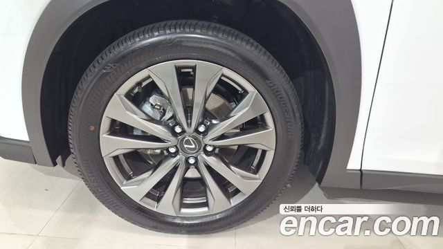 Lexus UX 2.0 F-Sport 2WD — пробег 11 236 км — фото 5 из 5