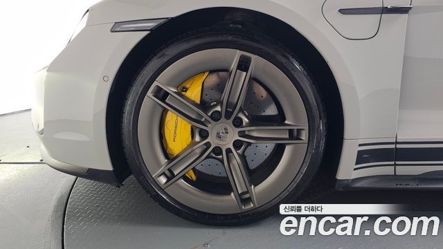 Porsche Taycan Turbo S — пробег 10 439 км — фото 5 из 5