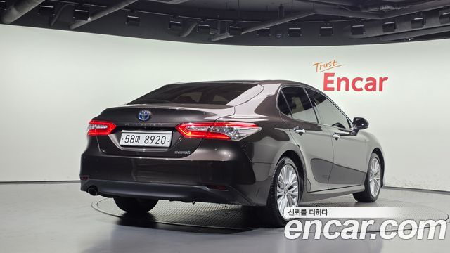 Toyota Camry 2.5 XLE Hybrid — пробег 144 204 км — фото 2 из 5
