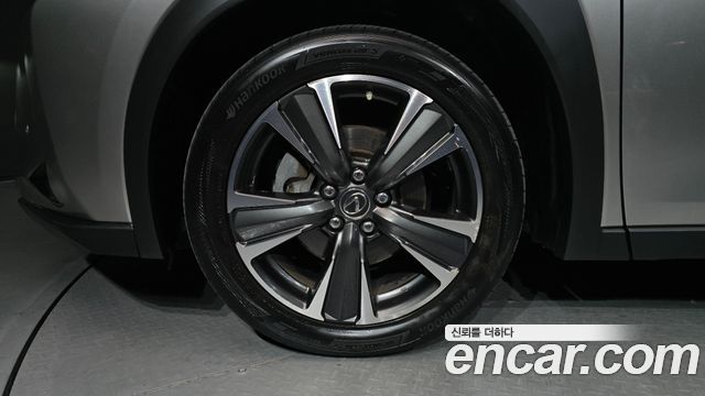 Lexus UX 2.0 AWD — пробег 99 171 км — фото 5 из 5